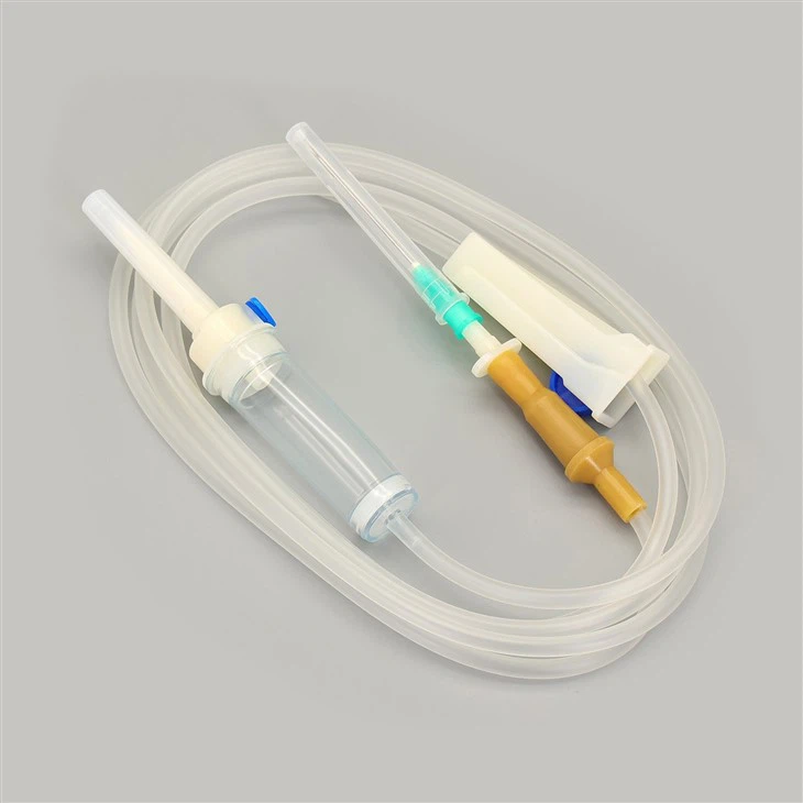 Set per infusione monouso medico con ago